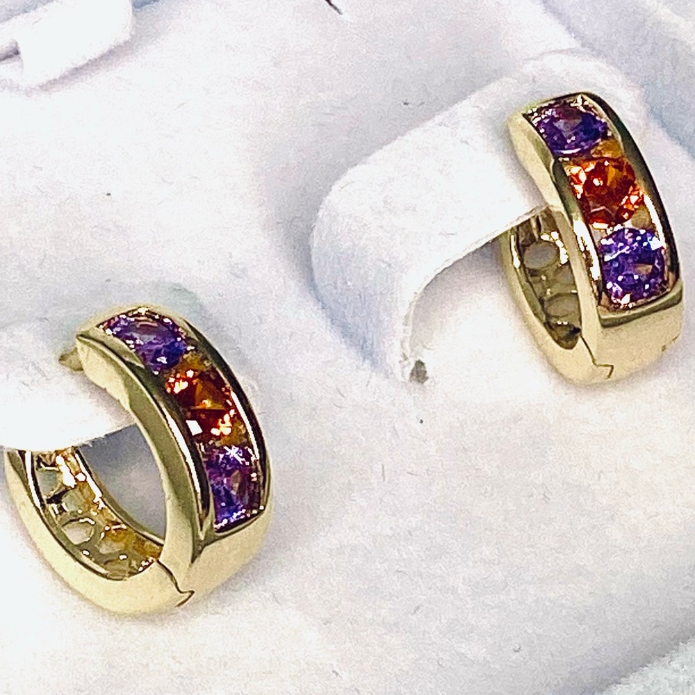 HUGGY 3 STONE EARRINGS IN GOLD TONE - Picture 5 of 5